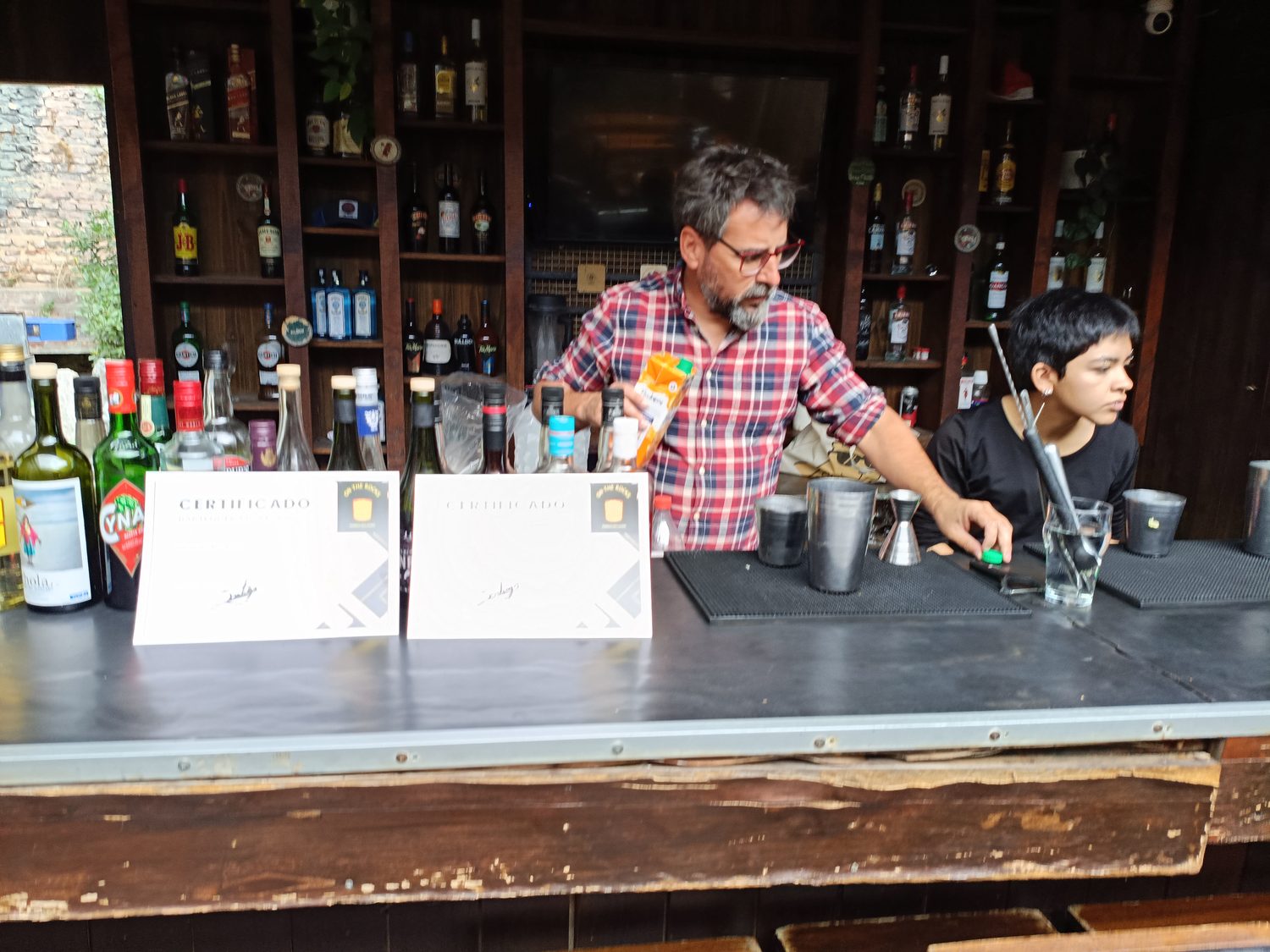 Clase práctica en la barra